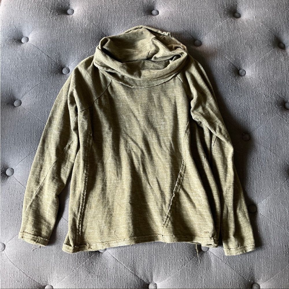 O’Neill small green sweater